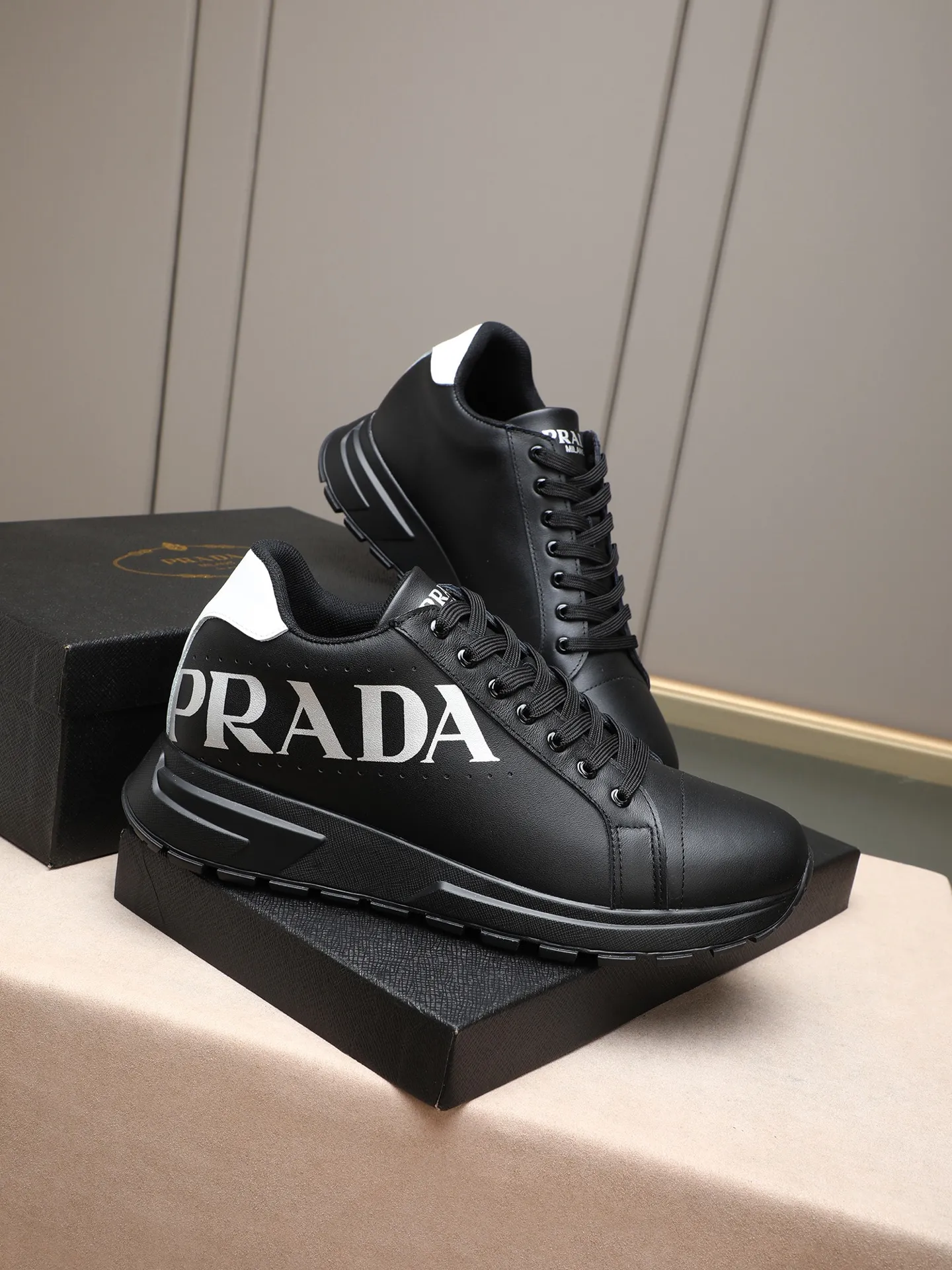 Men's shoes 💰460 PRADA's new model is on the market, the picture above is a must-sell! Fashionable casual men's shoes, trendy and versatile, relaxed and sporty style, imported cowhide leather uppers 3D printed and ultra-fine workmanship. Light and comfortable on the feet, available in 5 colors! 38-44(45 customized)